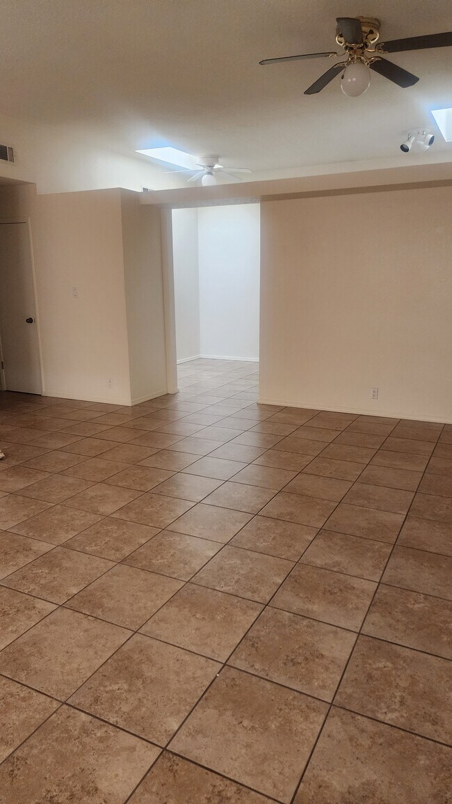 área de estar - 7212 Bobwhite Ln NE