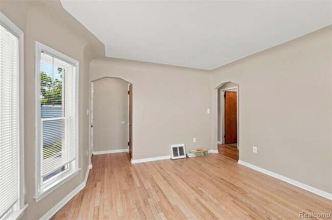 Building Photo - 100 S Custer Ave