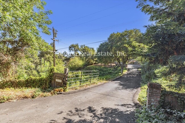 Building Photo - Private Country Setting!