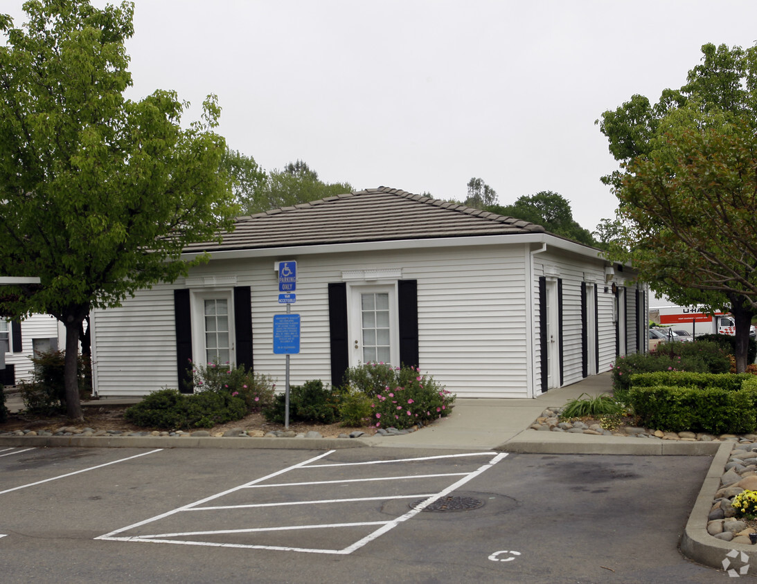 Building Photo - Colonial Village Apartments