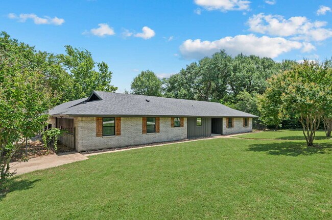 Foto del edificio - "Beautiful 4-Bed Home with Inviting Pool Oasis in Colleyville!"