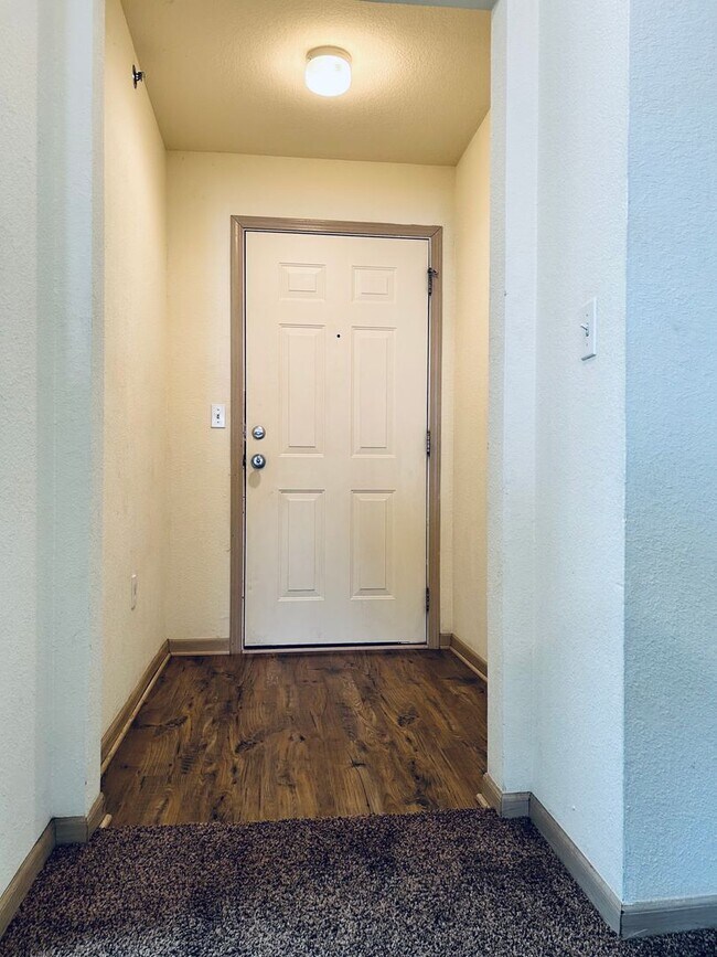 Foto del edificio - Large 3 Bedroom Apartment, Great Location!