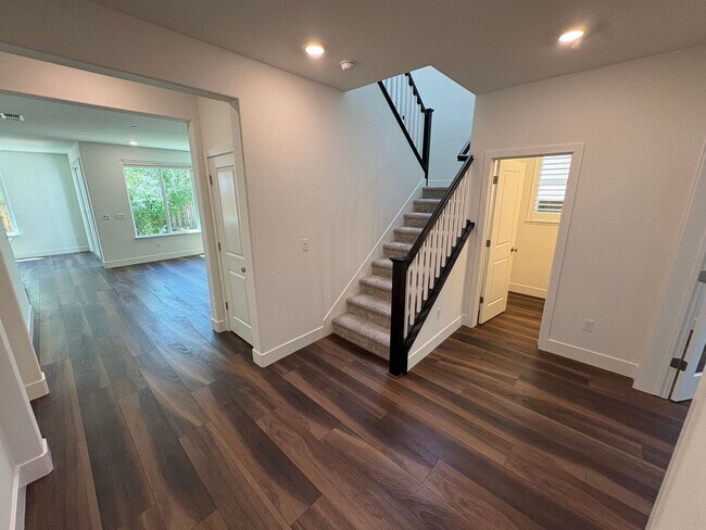 Foto del edificio - Beautiful 4 Bedroom 3 Bath Brentwood Home With SOLAR