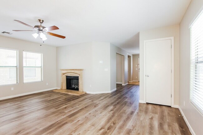 Building Photo - 10916 W Elm St