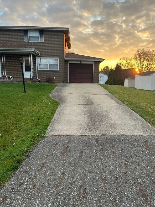 610 S Marion Ave, Louisville, OH 44641 Townhome Rentals in Louisville