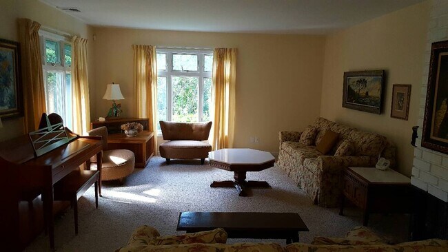 Building Photo - 81 Dosoris Ln