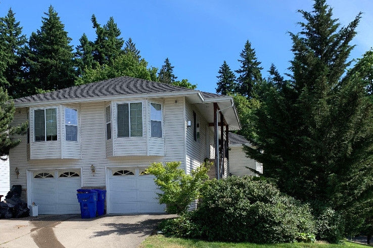 Garage on the left included with rent - 7830 SE 98th Ave