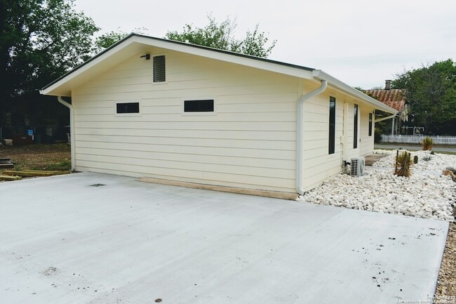 Building Photo - 415 10th St