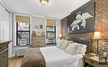 Building Photo - Perry Street