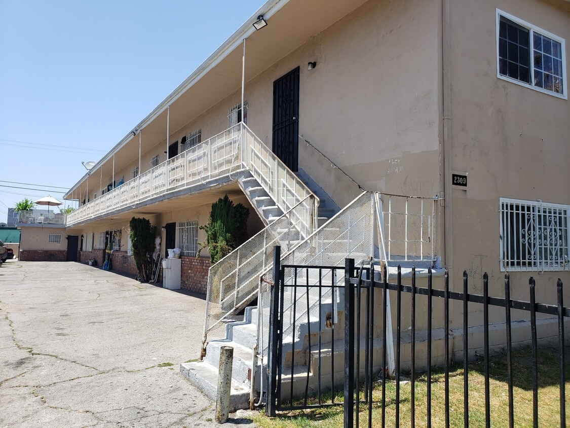 Primary Photo - 2309 S Ridgeley Dr