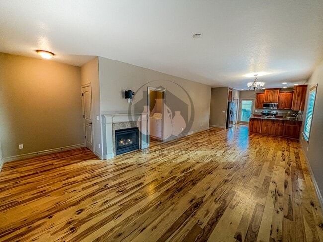 Building Photo - Beautiful Home Next Creekside Golf Club