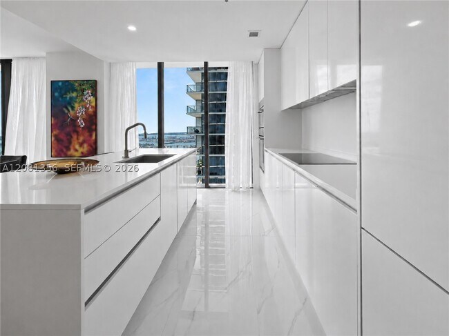 Foto del edificio - 700 NE 24th St