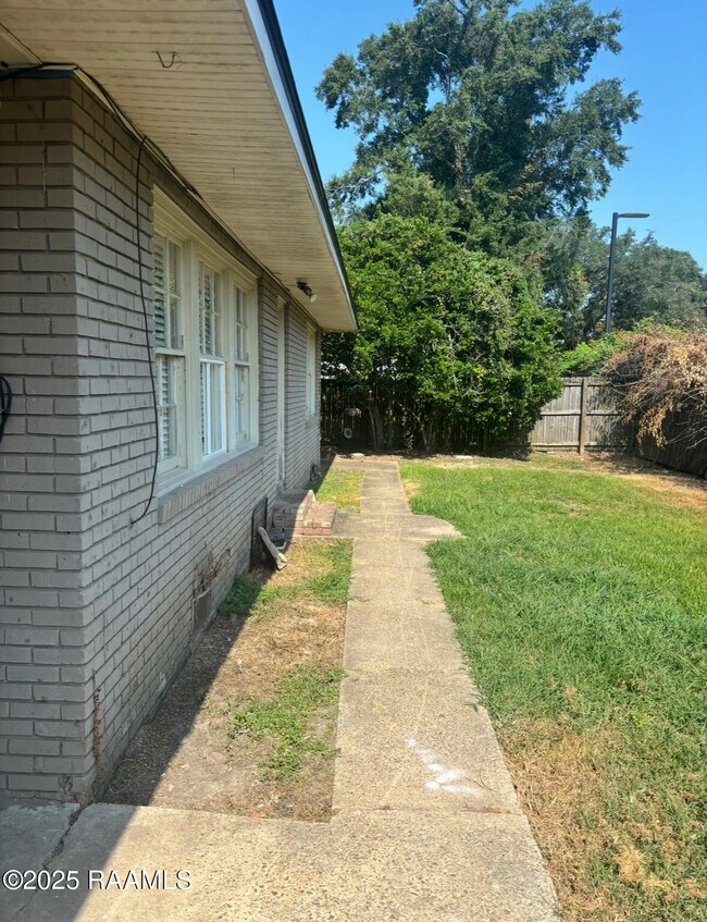 Foto del edificio - 121 Oak Crest Dr