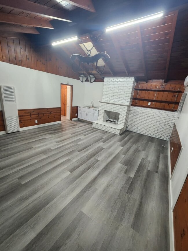 Building Photo - 10916 Acacia Ave