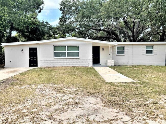 Building Photo - 2050 Poinsetta Ave