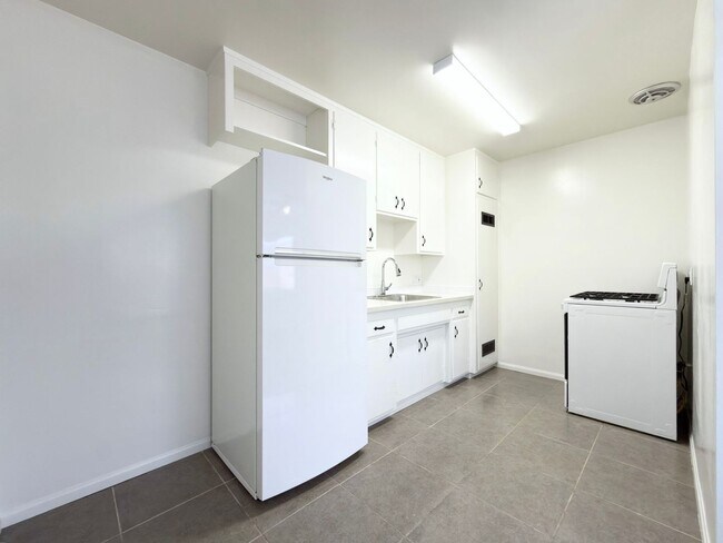 Foto del edificio - Single level duplex a block to the beach!