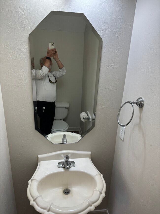 Downstairs powder room - 19110 Saddleville Mills Ln