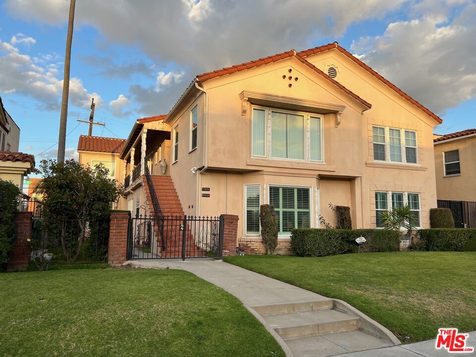 Primary Photo - 4120 S Victoria Ave