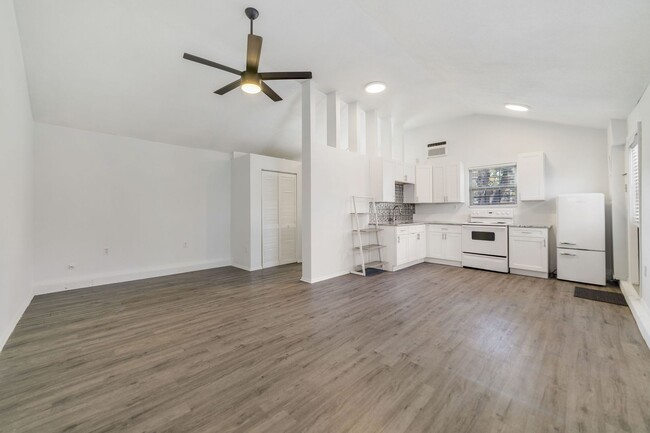 Building Photo - 1 Bedroom Studio Home for rent in Saint Pe...