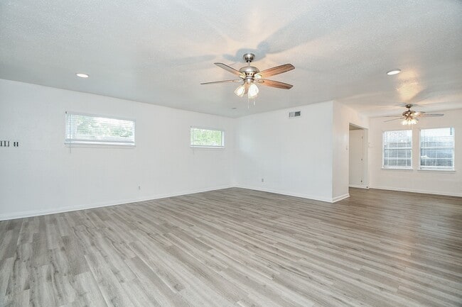 Foto del edificio - 3914 Childress St