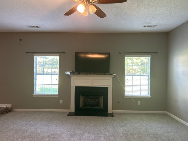 Building Photo - Room in House on Cabana Way