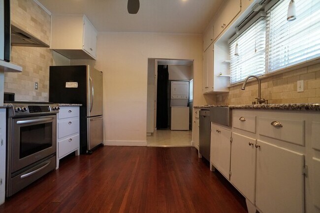 Foto del edificio - Rare 3 bedroom, 2 full bathrooms in the de...