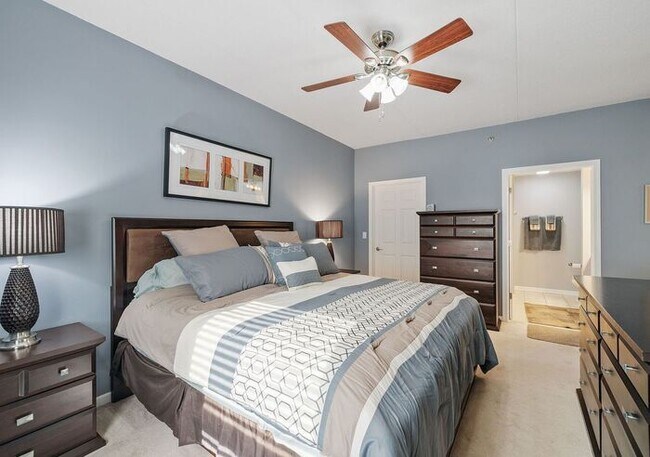 Foto del edificio - Bright & Spacious 2BR/2BA Condo with Covered Parking Near Train Station