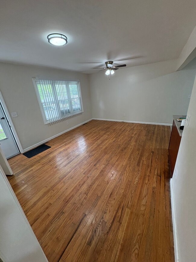 Building Photo - 3 Bed / 2 Bath Newly Renovated Raytown Bungalow with Large Fenced Yard and Brand-New Deck