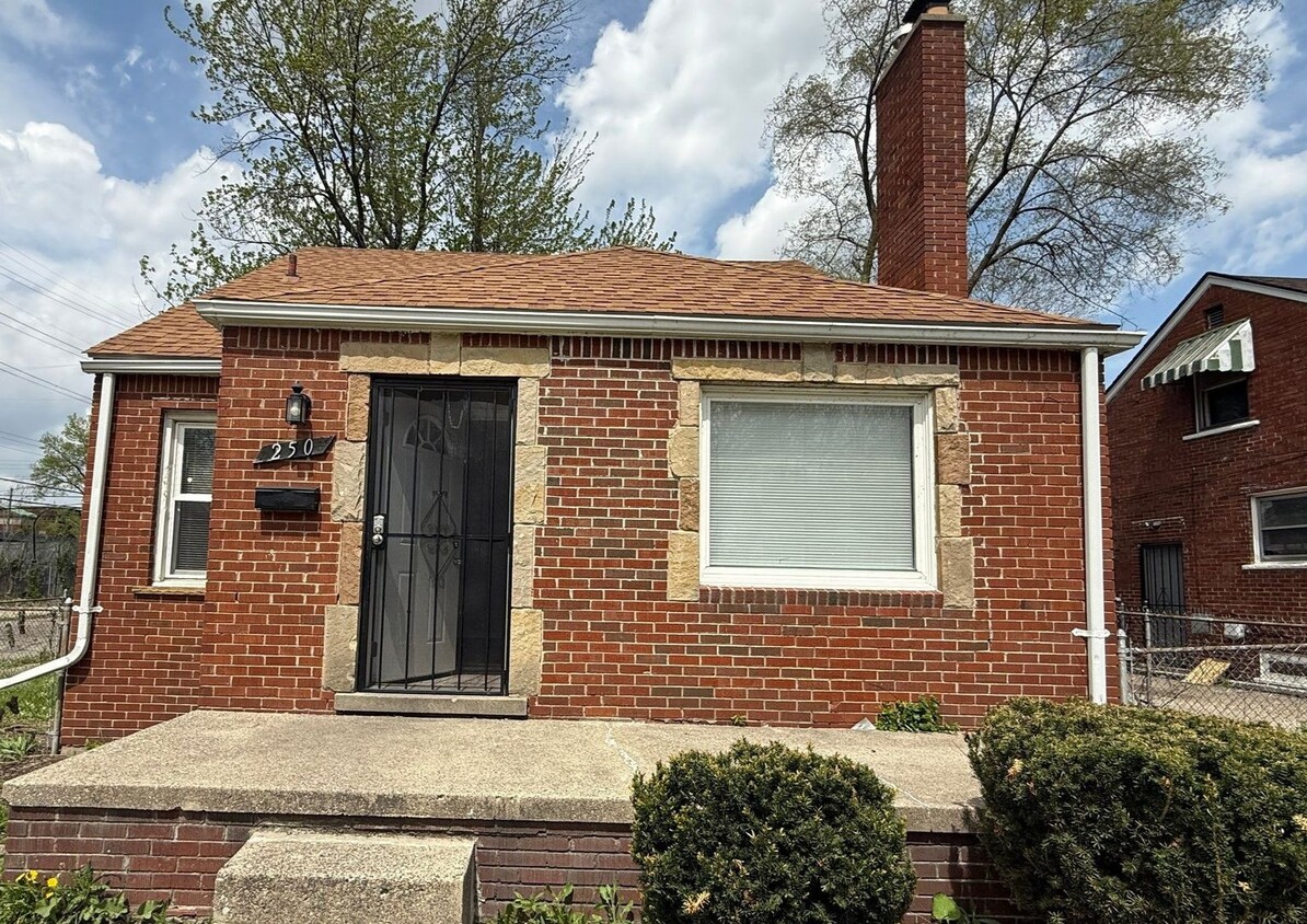 Primary Photo - Renovated 3-Bedroom Home – We Welcome Sect...