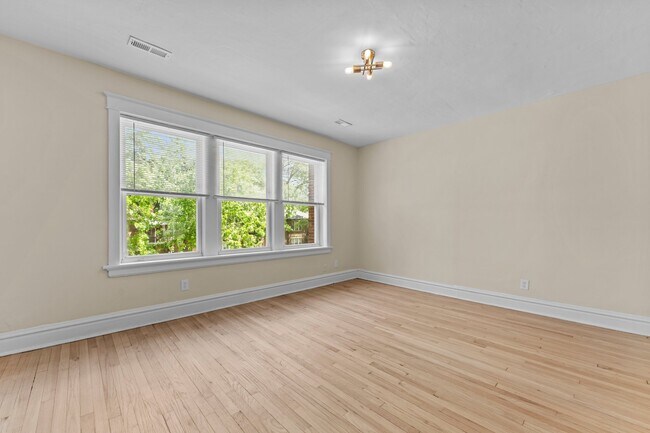 Foto del edificio - 7350 Amherst Ave