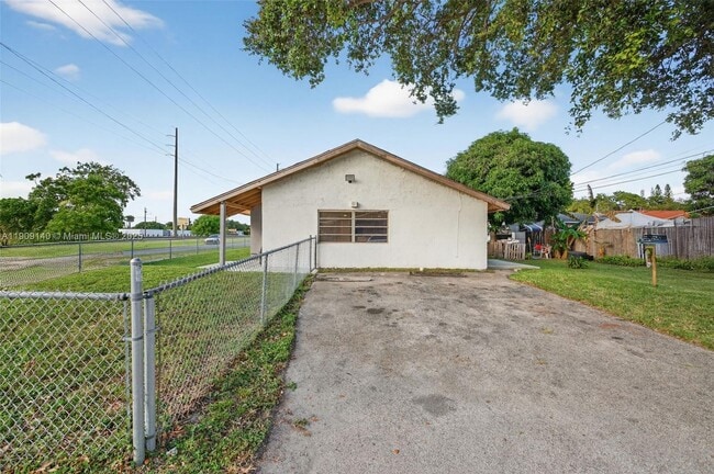 Building Photo - $2,700MONTHLY;339 SW 15TH ST #1-2 DANIA BEACH, FL 33004