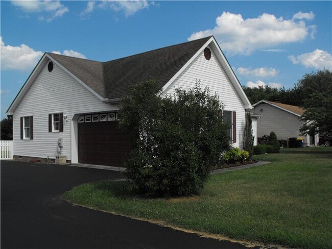 Building Photo - 912 Canterbury Rd