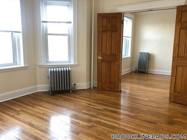 Building Photo - 352 Riverway