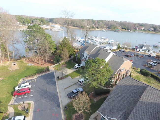 Building Photo - 208 Bluff Terrace