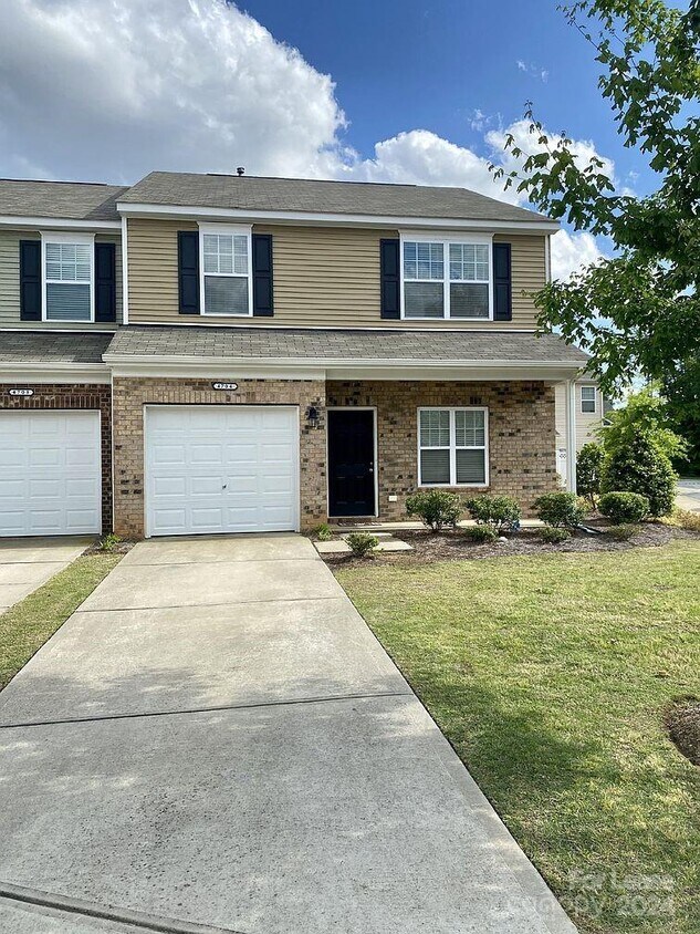 4704 Pepperstone Ln, Charlotte, NC 28269 Townhome Rentals in