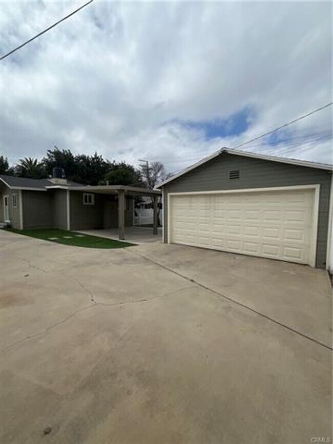 Building Photo - Charming Home