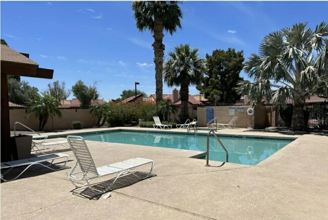Building Photo - 907 S Lola Ln