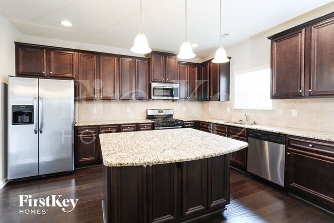 Building Photo - 811 Golden Isles Dr