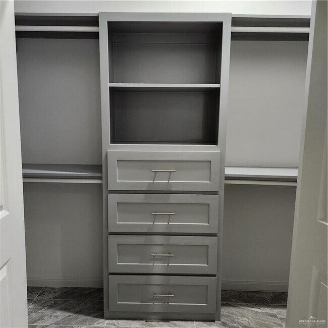 Building Photo - 9 N Clarence Ave