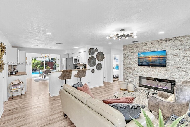 Building Photo - 4633 SW 28th Ave