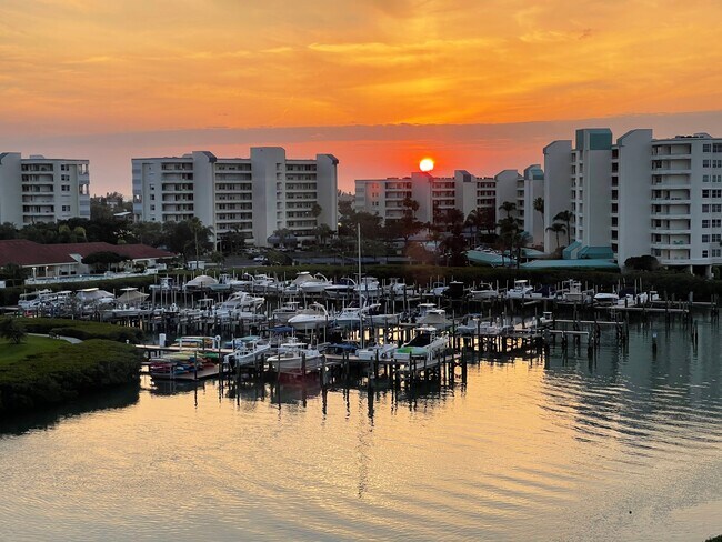 Foto del edificio - 7400 Sun Island Dr S