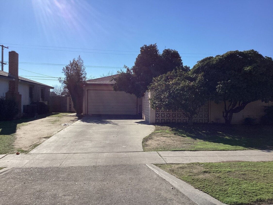 Building Photo - 4876 E Floradora Ave