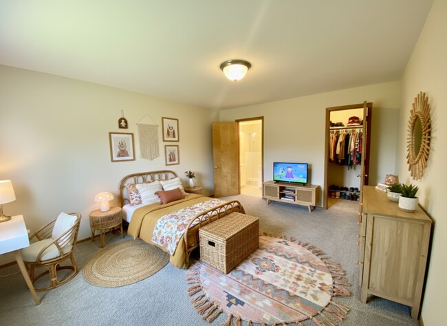 Foto del edificio - 2 Bedroom/1.5 Bathroom Apartment- First Floor