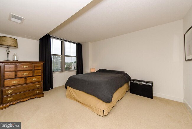Foto del edificio - 11800 Sunset Hills Rd