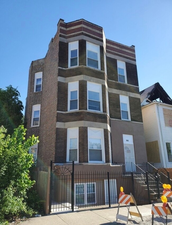 Building Photo - 943 W 59th St