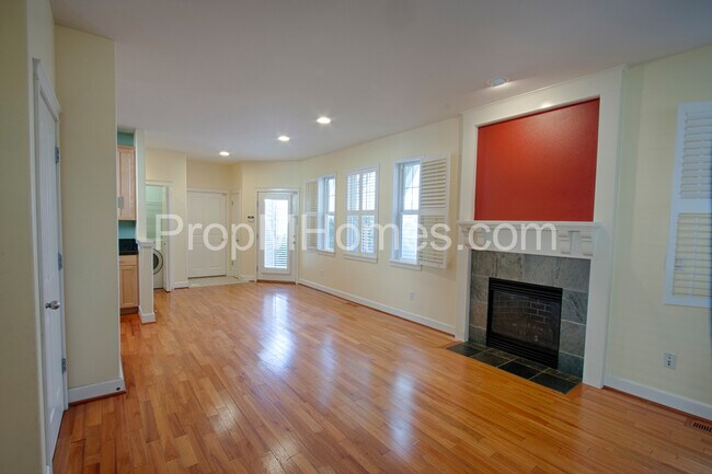 Foto del edificio - Three Bedroom Detached Condo - Forest Heig...