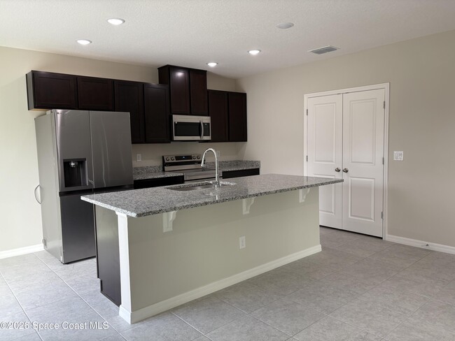 Building Photo - 474 San Filippo Dr SE