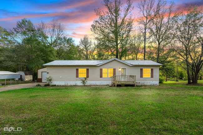 Building Photo - Log Cabin Style Double Wide in Waskom