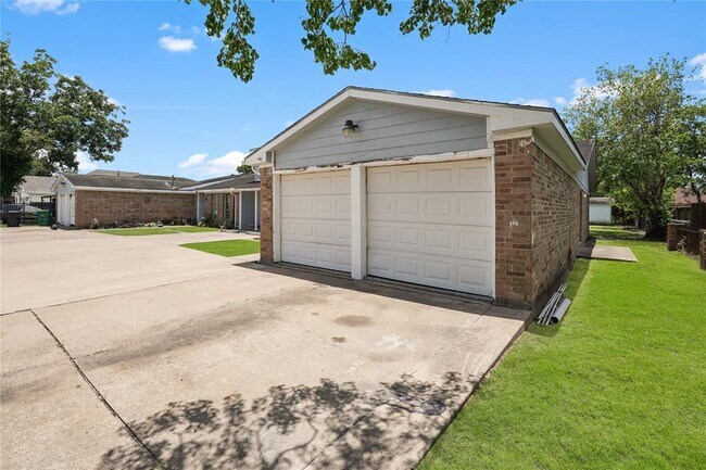 Building Photo - 8330 Saylynn Ln