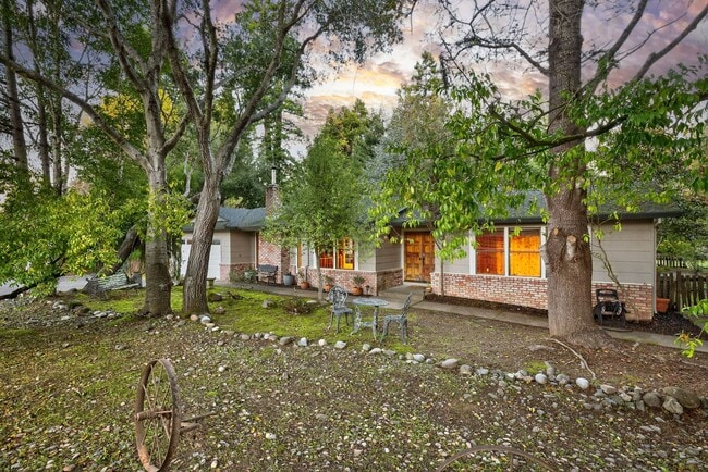 Foto del edificio - Charming 3-Bed / 2-Bath Retreat on Over an Acre in Sebastopol